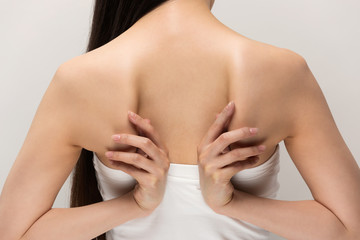 春の自律神経を整える背中ケアで心身をデトックス！ガチガチの肩甲骨を剥がす方法