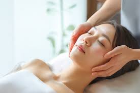 プロの手によるフェイシャル