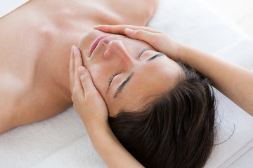 加齢による肌の変化(たるみ・シワ)にアプローチするマッサージシーン