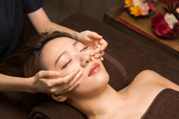 新店舗のラグジュアリーな個室で、オーナーが丁寧にオールハンド施術を行っているシーン